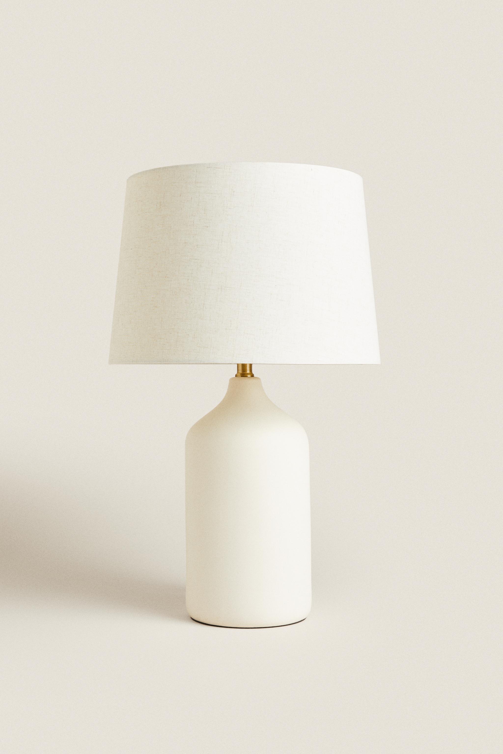 WHITE TABLE LAMP WITH A CERAMIC BASE